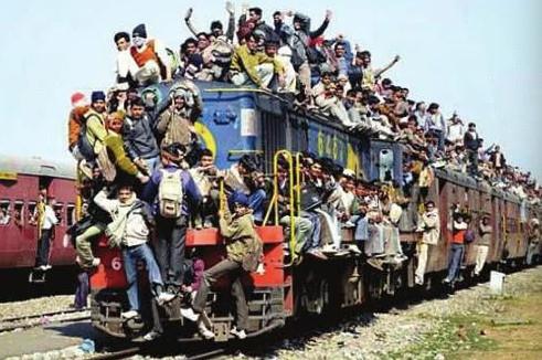 你一定会看到这样的场景:二,火车上也都坐满了人印度还是出过不少的