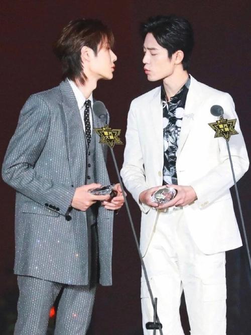 "肖战王一博站在一起是一道风景吖"