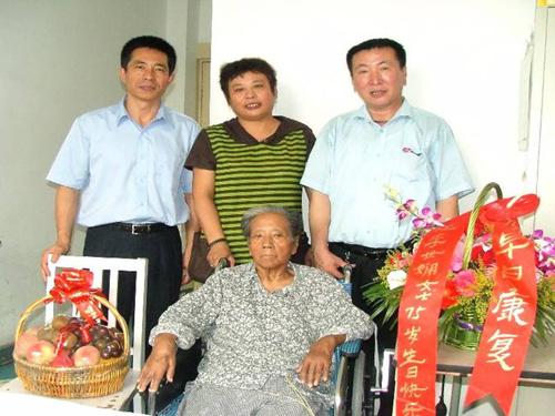 魏勇:给老人当专车司机