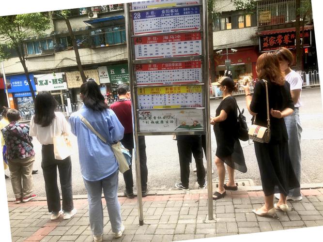 城市街边等公交车的人们