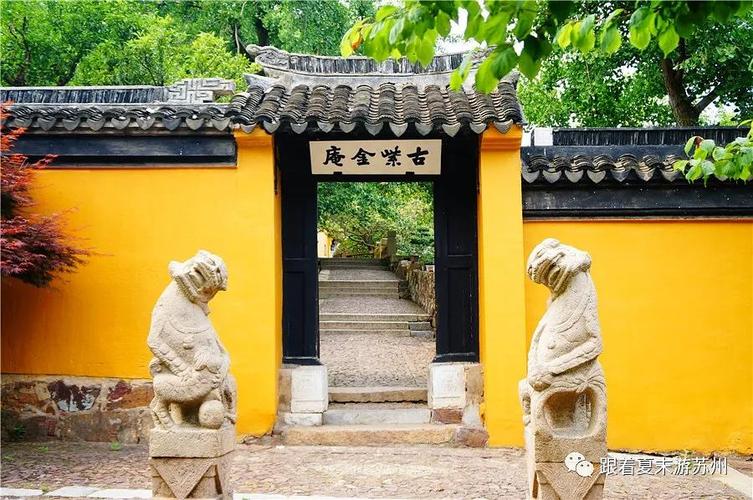 苏州东山紫金庵在荷包里装雄黄系在衣襟上以辟邪;用五色丝线结绳,分男