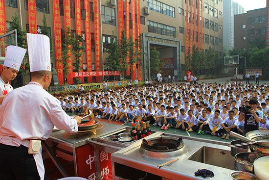 2013年8月14日,会由成都新东方烹饪学校与中国餐饮百强企业成都廊桥