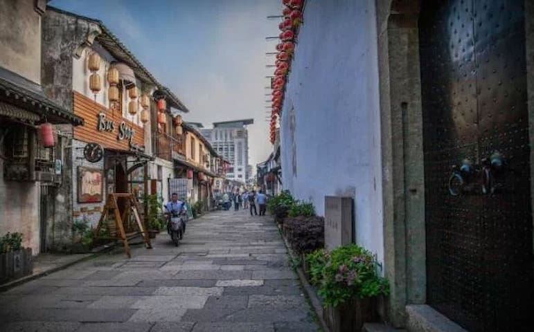 台门口的戢山街原汁原味的绍兴人文门口街景