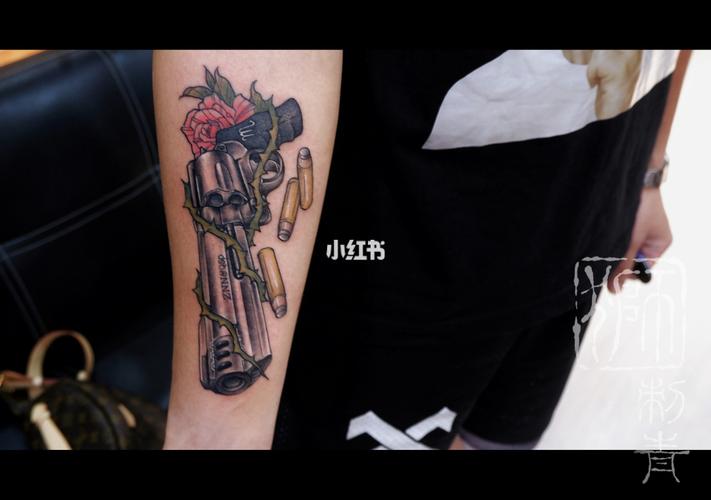 new school枪花纹身,小臂内侧彩色纹身_纹身_刺青_獅刺青lion tattoo