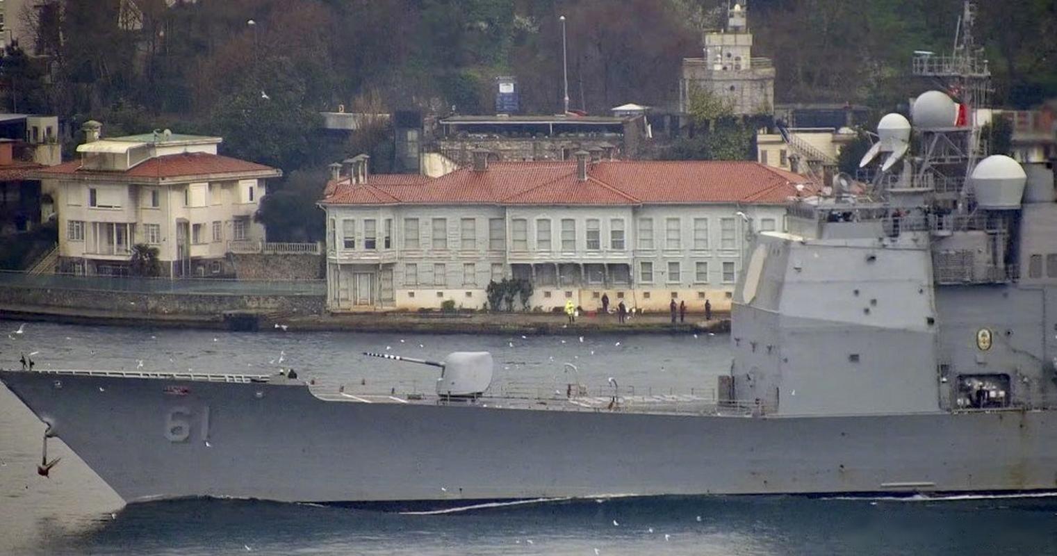 锈迹斑斑的美国海军蒙特雷号巡洋舰(cg-61)通过博斯普鲁斯海峡前往