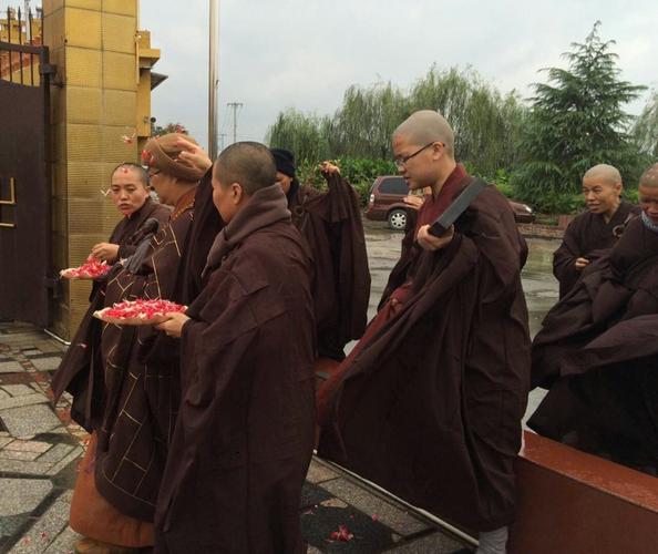 上悟下参法师带领僧团恭迎上佛下源长老像回寺院地藏殿安住