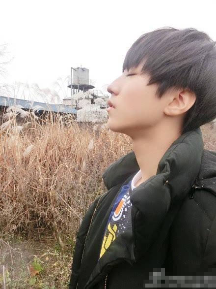 安静美男子!tfboys王俊凯晒精致侧颜