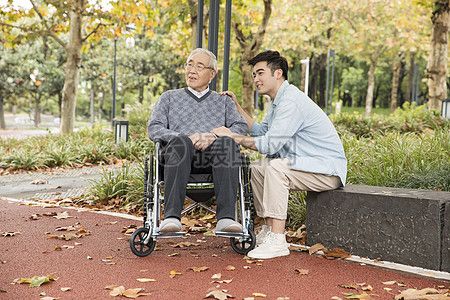 敬老公园陪伴老人散步图片