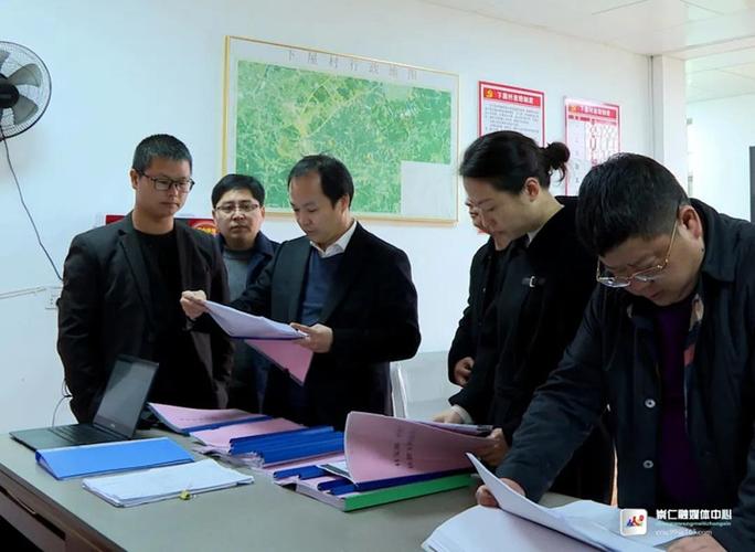 黄志刚到崇仁高速路口看望防控落地即检一线工作人员