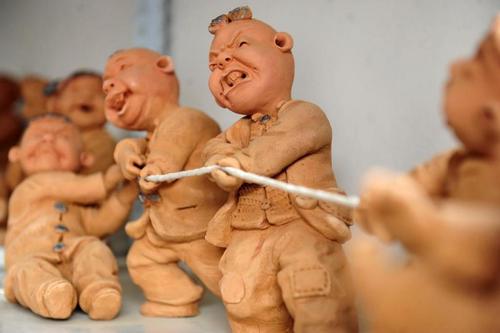 泥塑作品《运河风情人物》局部.(摄影 苑立伟) 来源:中国日报网