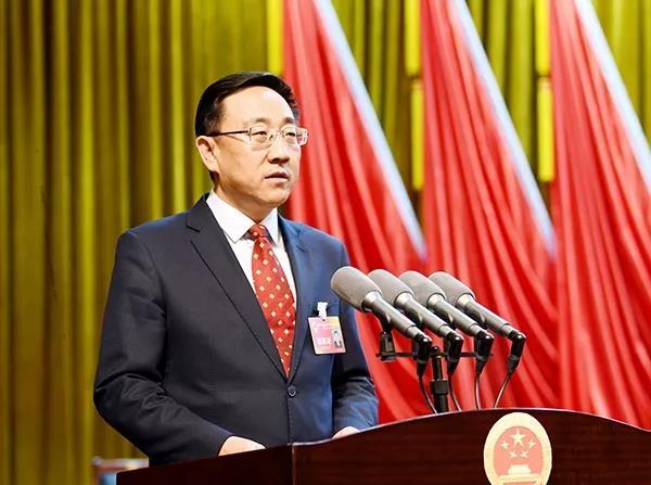 图为张安疆作政府工作报告.