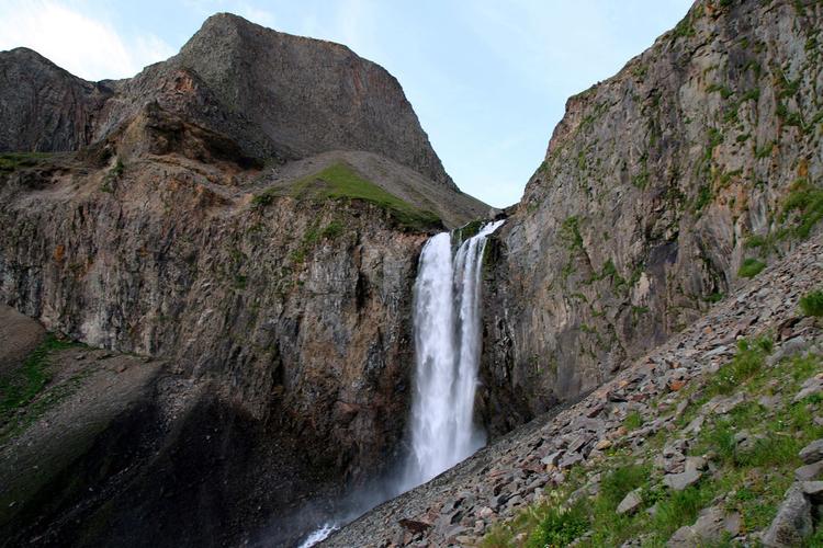 /p> p>长白山瀑布挂在群峰竞秀的半壁天堑上,景致蔚为绮丽壮观. /p>