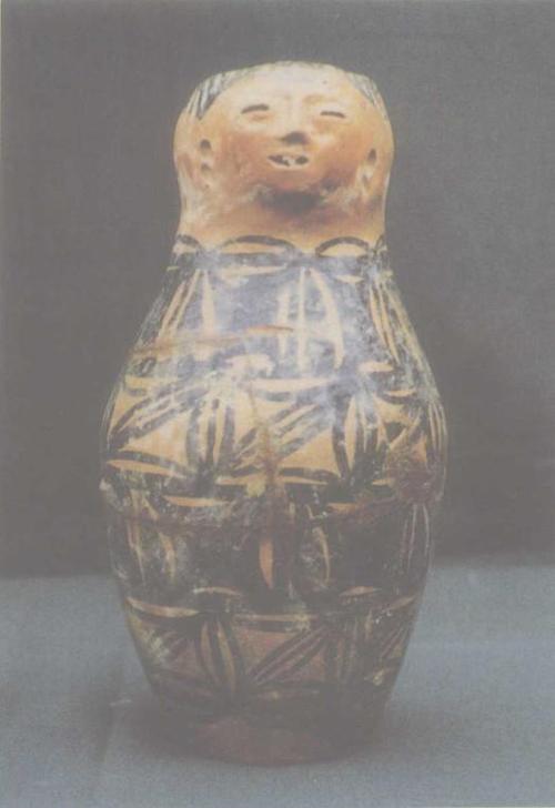 除了甘肃的人头陶瓶之外,还有一个地方也出土了人头形彩陶瓶,那就是