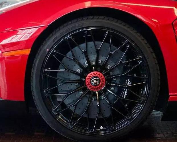 家用车跟超跑间,只差了一个轮毂的距离