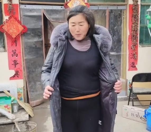 大衣哥儿媳妇真有钱:给大衣嫂买5000多元的袄子,太奢侈了