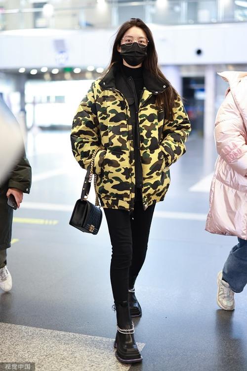 傅菁街拍bape迷彩棉服黑色小脚裤chanel单肩包精致摩登