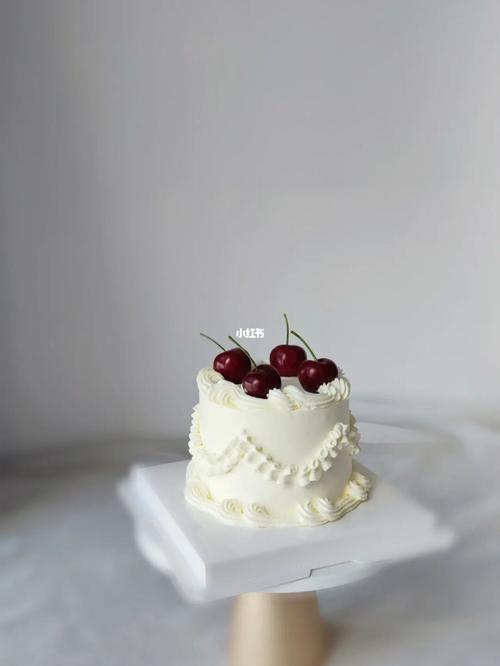 可可爱爱小蛋糕,草莓没有了换樱桃啦.就是樱桃太大了比例不太好看了