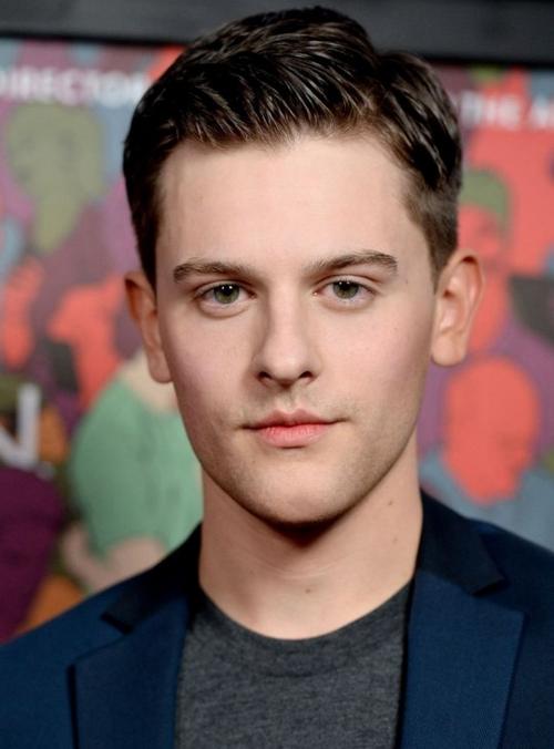 《独立日:卷土重来》里喜欢中国的可爱小哥travis tope,25岁,演过《杀
