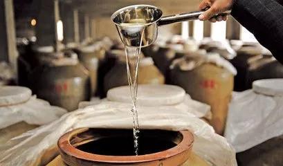 酱香白酒变酸是怎么回事?还能不能喝?