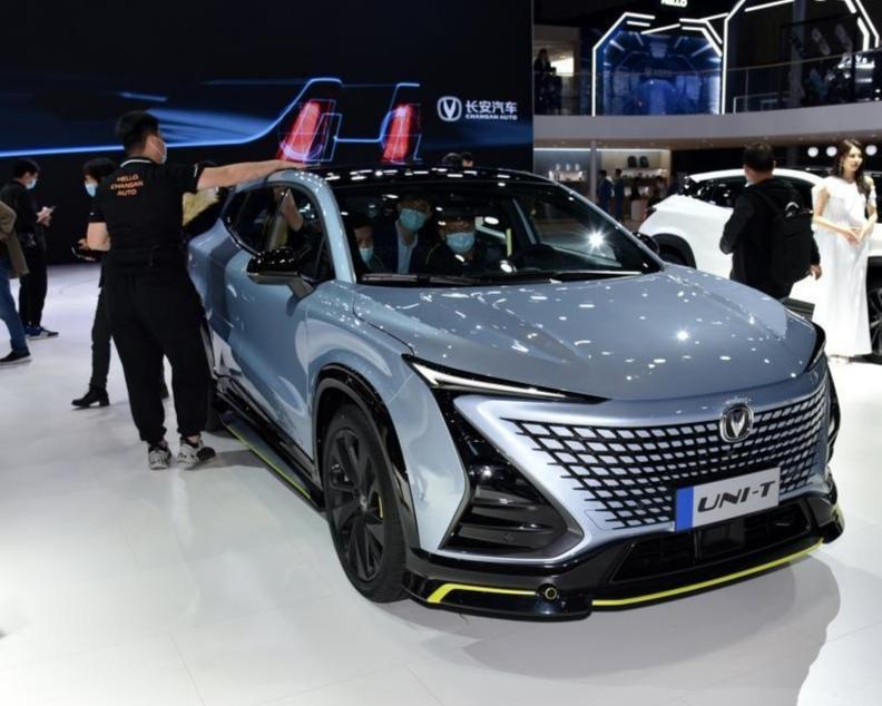 这台运动版的长安uni-t车型在外观方面可以说要比普通版车型更加的