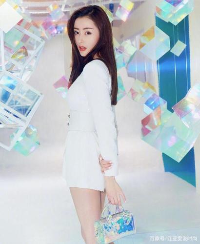 张天爱身材真好,"露脐"吊带配短裤性感清凉,腰臀比太