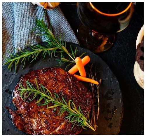 迷迭香煎牛排,鲜嫩多汁,味道媲美西餐厅