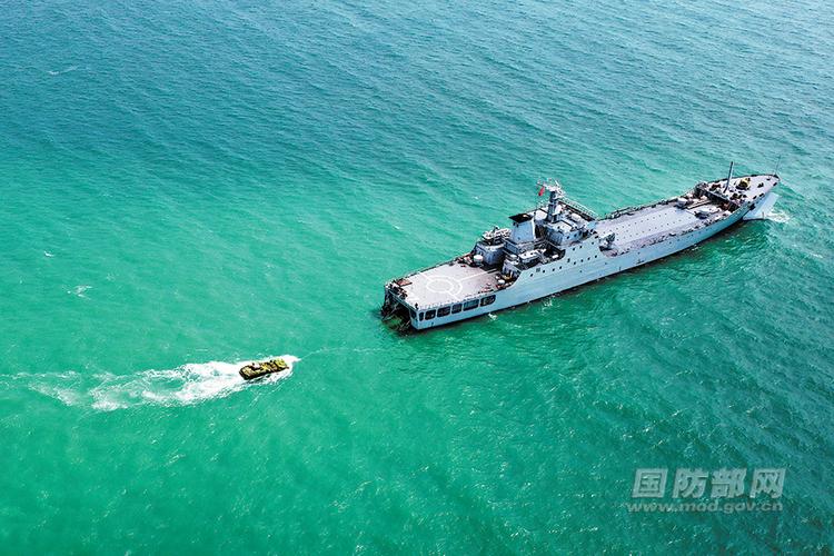 东部战区陆军某旅协同海军某部组织两栖战车海上装卸载训练