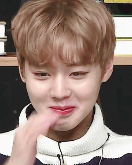 朴志训gif动态图片,帅哥扭鼻子可爱动图表情包下载