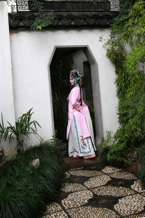 素衣的佳人 眉眼如画 轻轻漫步 花影绰绰 折柳的公子 风流倜傥 持柳院