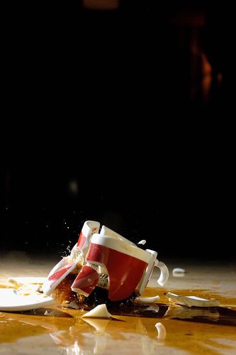 摔碎的杯子特写高清图片