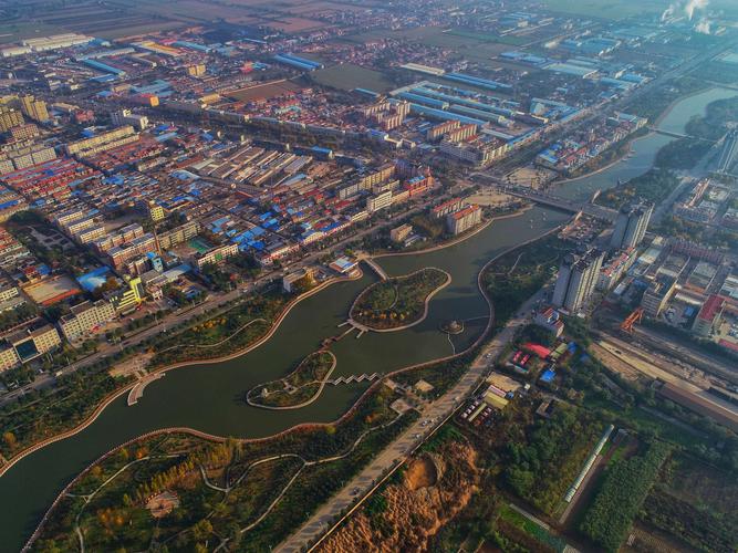 航拍永济:秋染市区主题公园美景