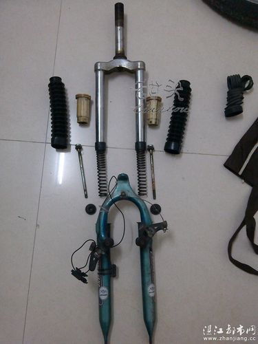 十几年前的喜得盛王牌前叉硬梆梆的,像没有避震器一样,好奇又多动症