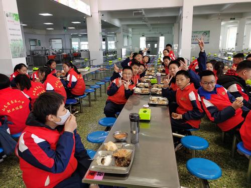 昌乐二中初一十二班食育课程之餐厅帮厨活动