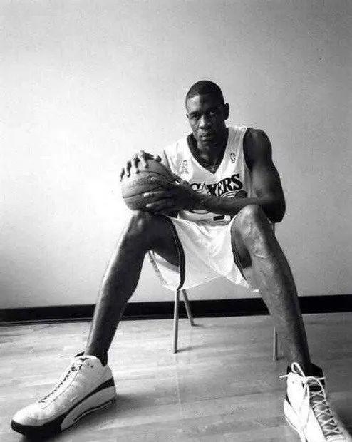 nba巨人的脚有多大?杜兰特脚像镰刀,一人穿59码的鞋子