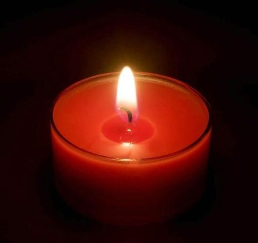 点燃蜡烛,闭上眼睛