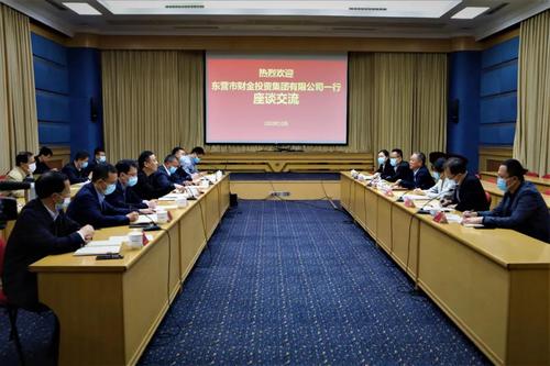 集团动态 &emsp;&emsp;座谈会上,胜利石油工程公司总会计师郝继开对市