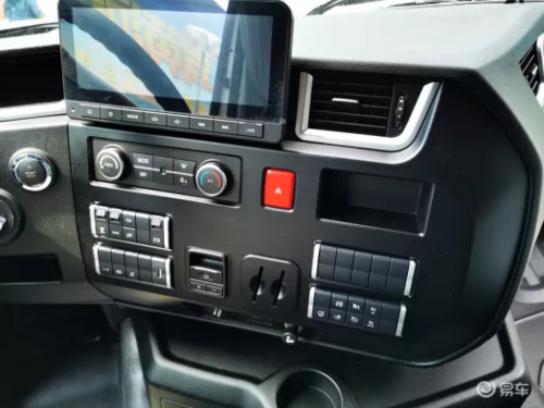 中国重汽新黄河牵引车怀挡设计电子手刹能比肩进口重卡吗