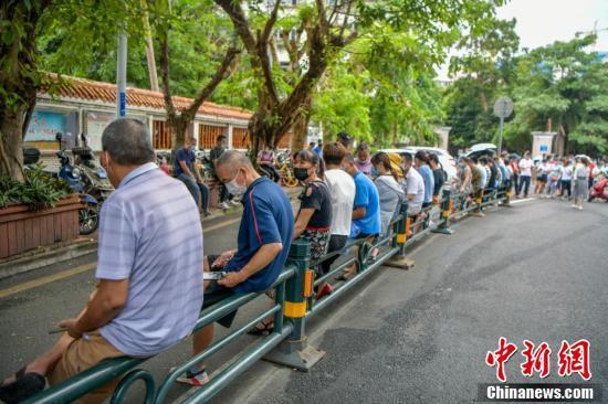 海口新增1例新冠肺炎确诊病例 涉疫民众排队进行核酸检测