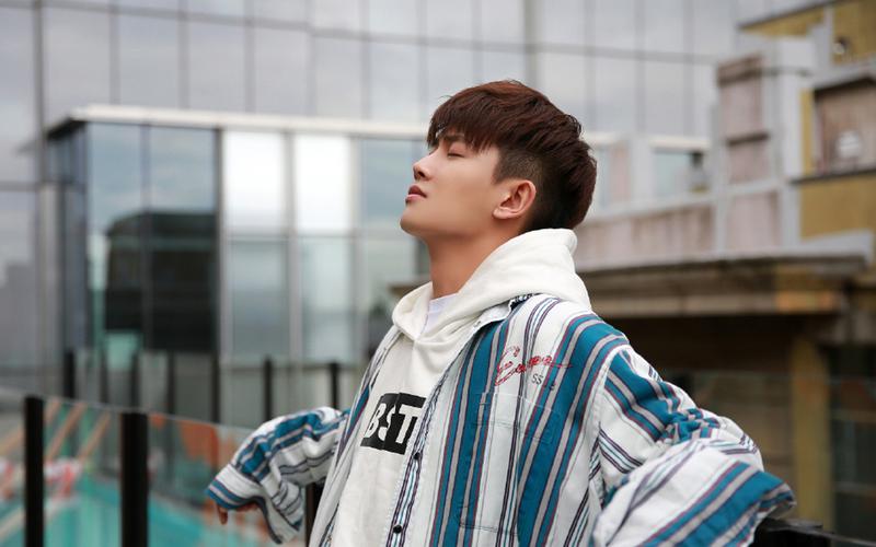 任嘉伦休闲帅气街拍图片电脑壁纸高清大图预览1920x