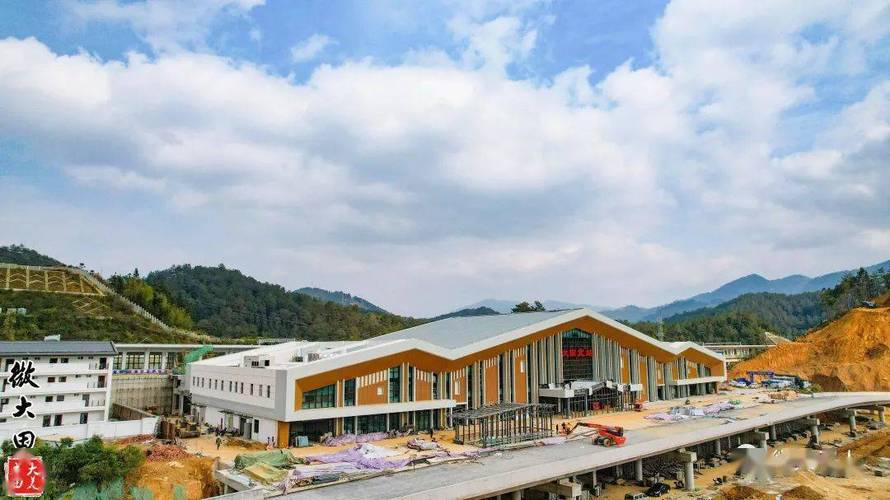 大田北站有飞机低空飞过