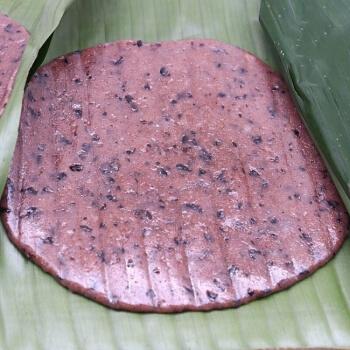 云南德宏特产紫米粑粑糯米粑粑糍粑饵块傣族手工舂制带芭蕉叶紫糯米