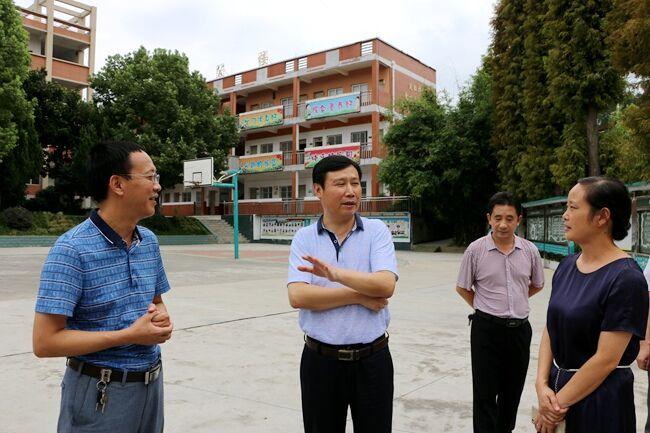 市教育局局长朱华伦到竹溪检查秋季开学工作