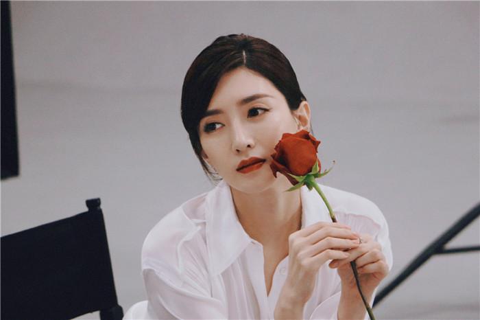 江疏影花絮写真曝光 红唇配玫瑰性感撩人魅力足