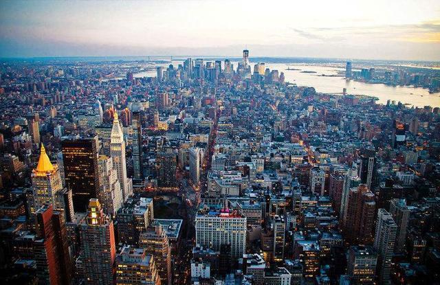 2018年,纽约地区生产总值已达到8017亿美元.