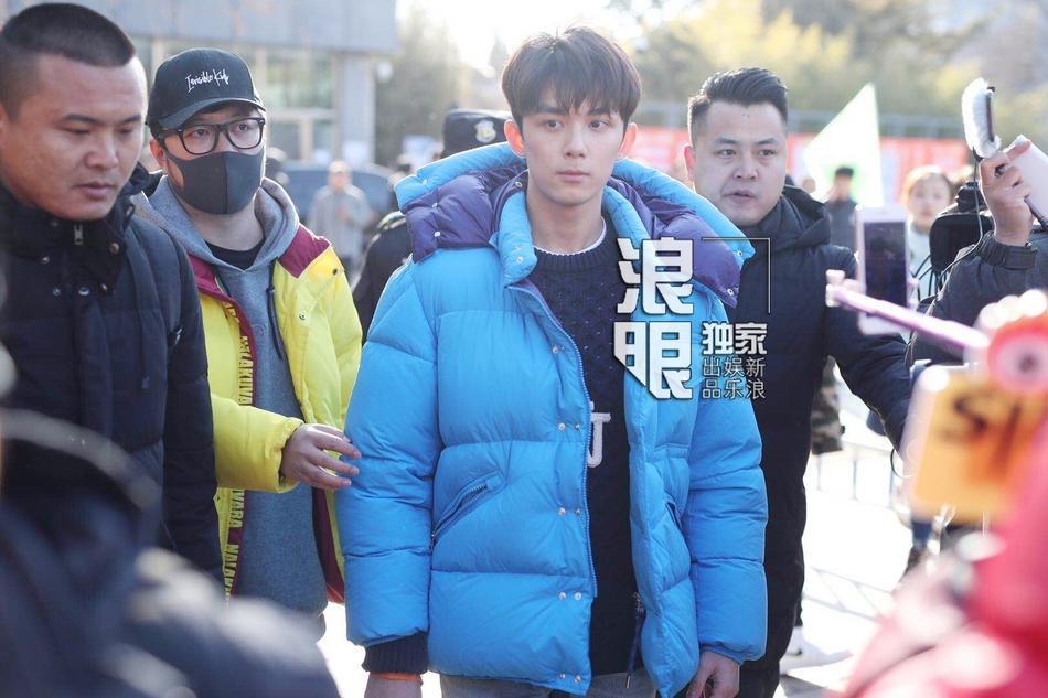 组图:吴磊北电艺考结束走出考场 摘下口罩轻松不少