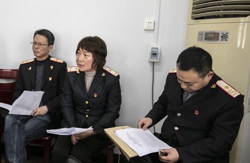 职工代表王秋荣发言.