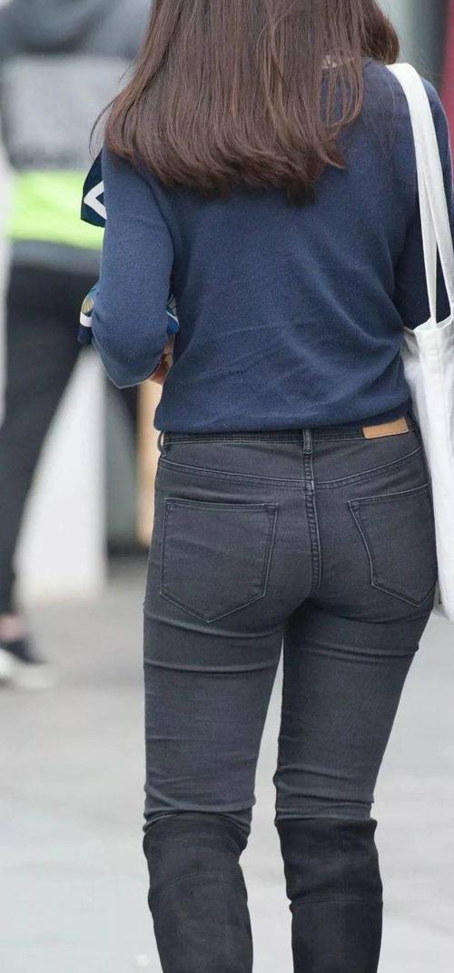 街拍美女:感觉很飒的牛仔美臀大姐姐