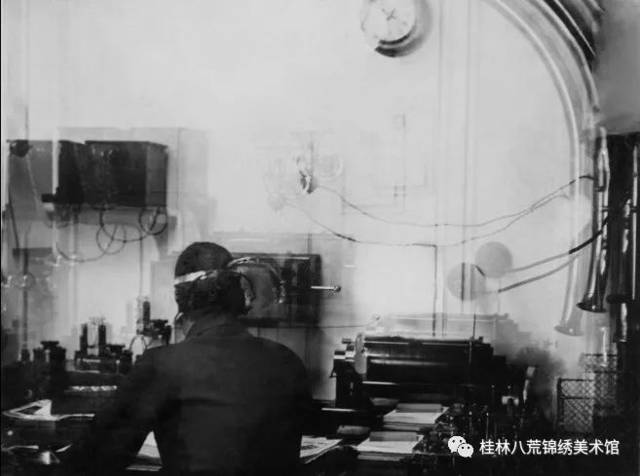 1912年,"泰坦尼克"号上的无线电报室内,无线电报员哈罗尔德-布莱德