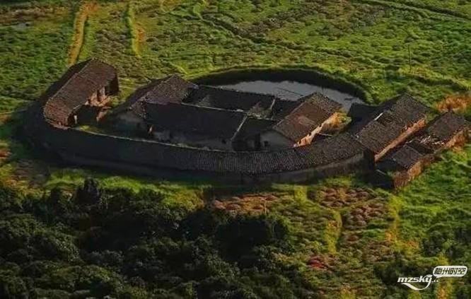 5围屋人家↑铜锣湖村客家围龙屋已有300年历史._副本.jpg