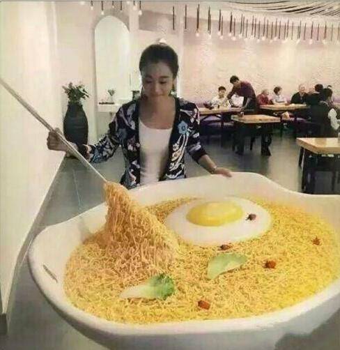 哇,妹子,那么大碗面,能吃得完吗?